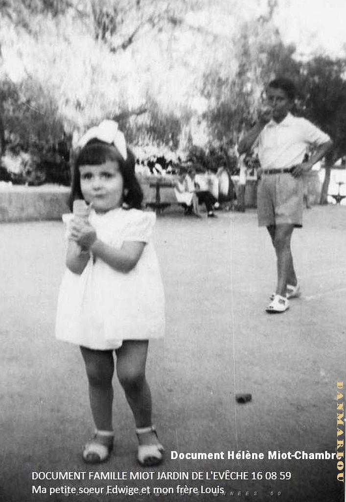 1959 08 16 JARDIN DE L EVECHE Ma petite soeur Edwige.JPG